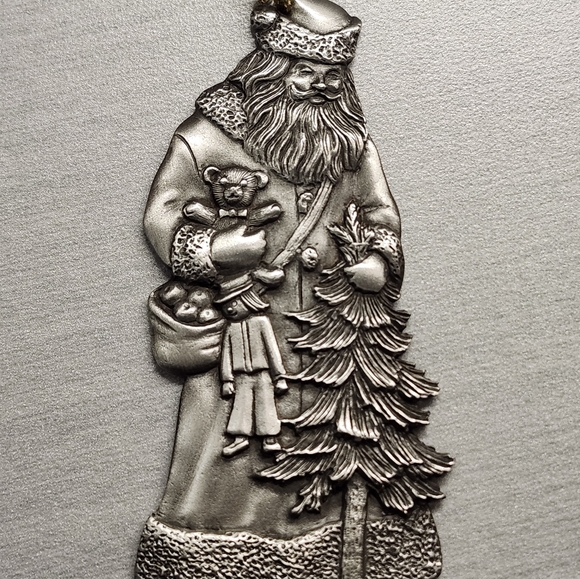 Vintage AVON 1993 “Father Christmas” Annual Pewter Ornament - Picture 1 of 3
